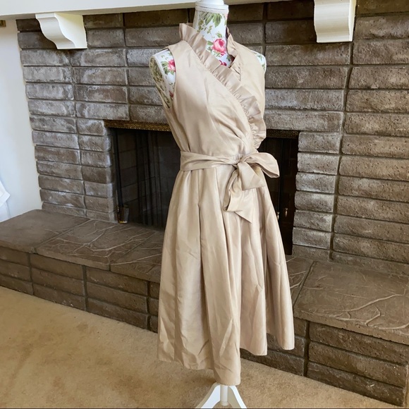 Jessica Howard Dresses & Skirts - JESSICA HOWARD CHAMPAGNE SLEEVELESS DRESS SIZE 8